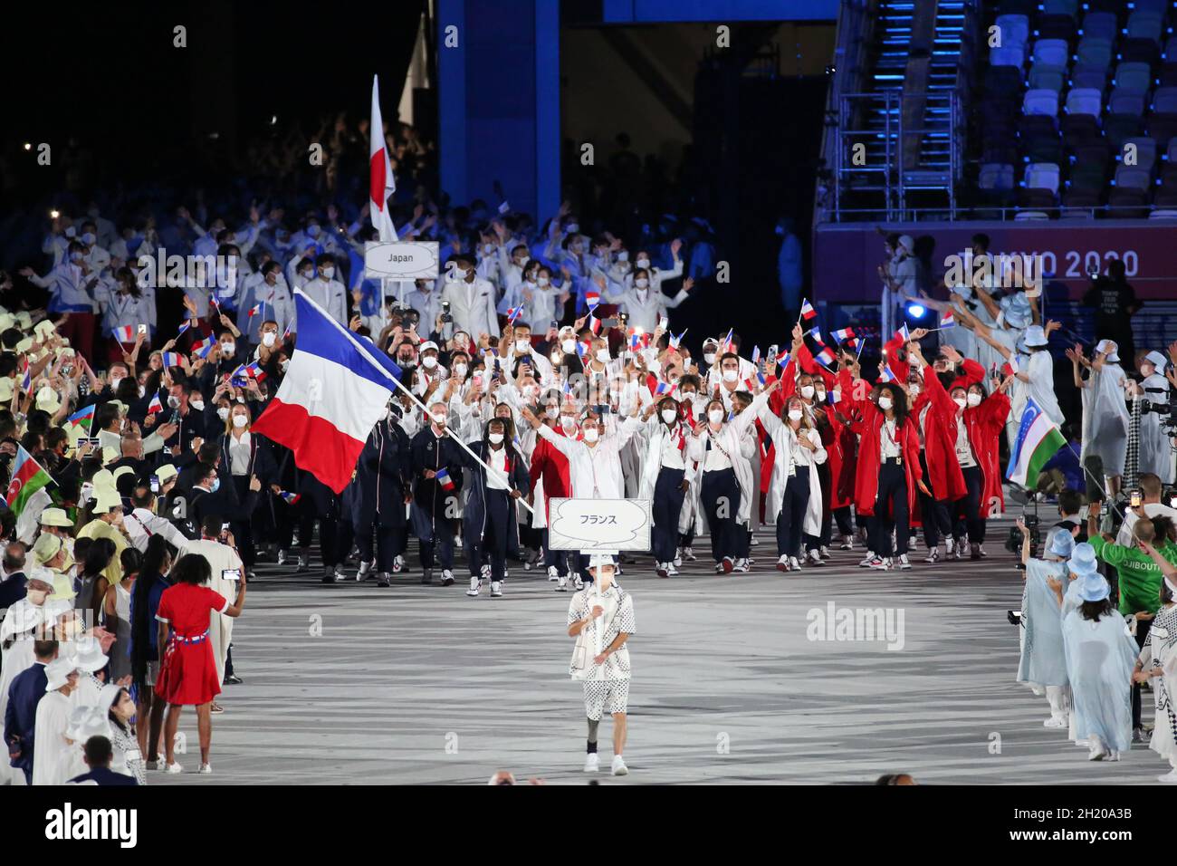 23 LUGLIO 2021 - TOKYO, GIAPPONE: I baristi francesi Clarisse Agbegnenou ed Eddy Alvarez entrano nello Stadio Olimpico con la loro delegazione durante il Foto Stock