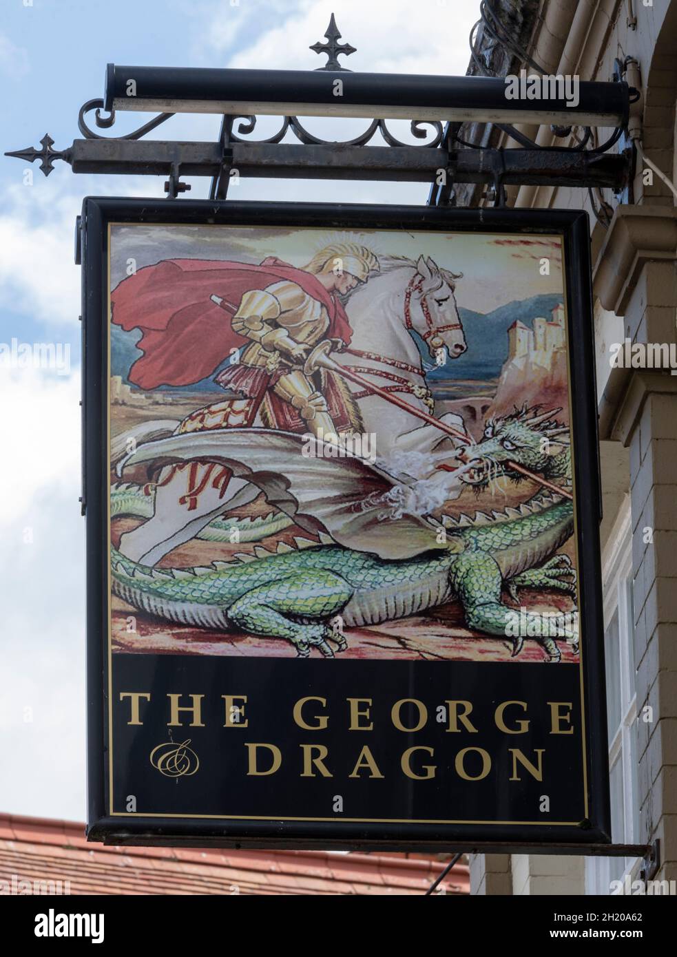 Tradizionale cartello da pub Hanging presso la casa pubblica George and Dragon, Market Street, Abergele, Clwyd, Galles del Nord, Regno Unito. Foto Stock