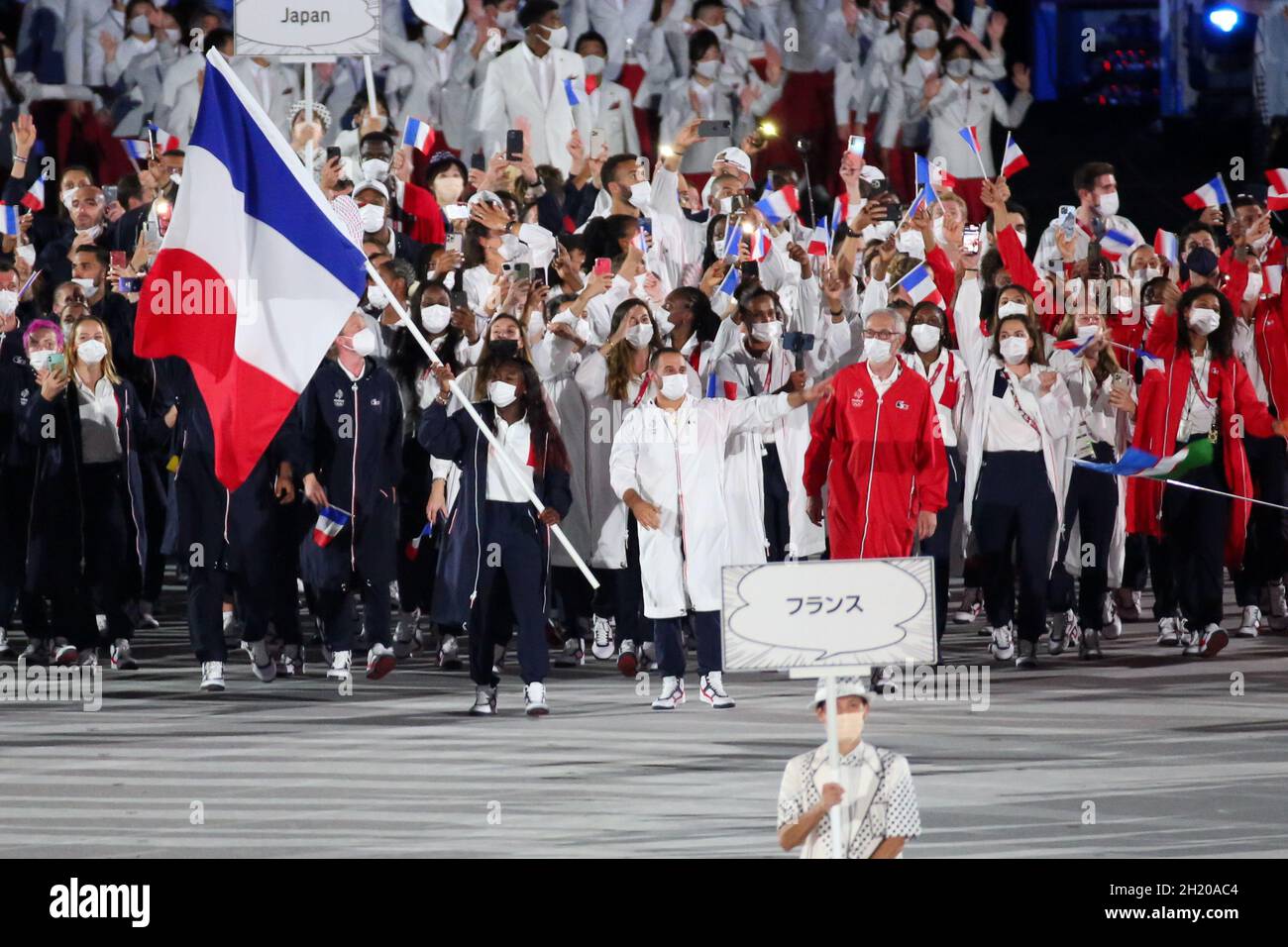 23 LUGLIO 2021 - TOKYO, GIAPPONE: I baristi francesi Clarisse Agbegnenou e Samir Ait Said entrano nello Stadio Olimpico con la loro delegazione durante il Th Foto Stock