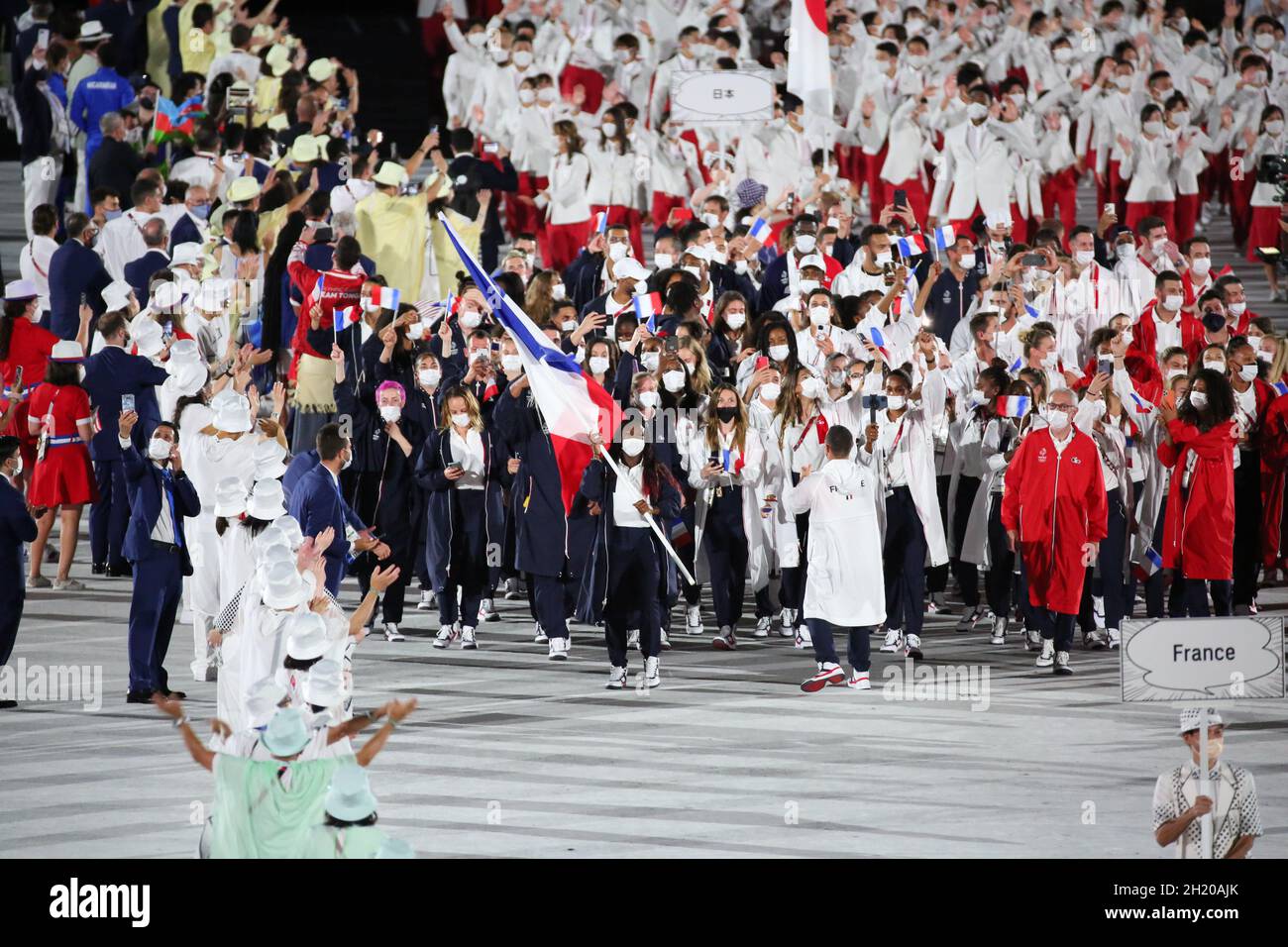 23 LUGLIO 2021 - TOKYO, GIAPPONE: I baristi francesi Clarisse Agbegnenou e Samir Ait Said entrano nello Stadio Olimpico con la loro delegazione durante il Th Foto Stock