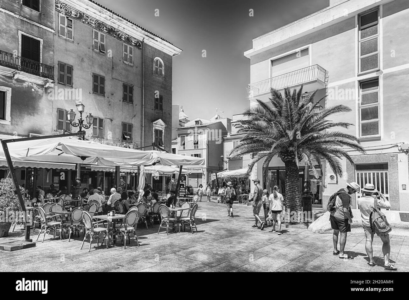 LA MADDALENA, ITALIA - 7 AGOSTO: I turisti che si godono una giornata di sole in Piazza Garibaldi, piazza centrale dell'Isola della Maddalena, Sardegna, Italia, 7 agosto 2 Foto Stock