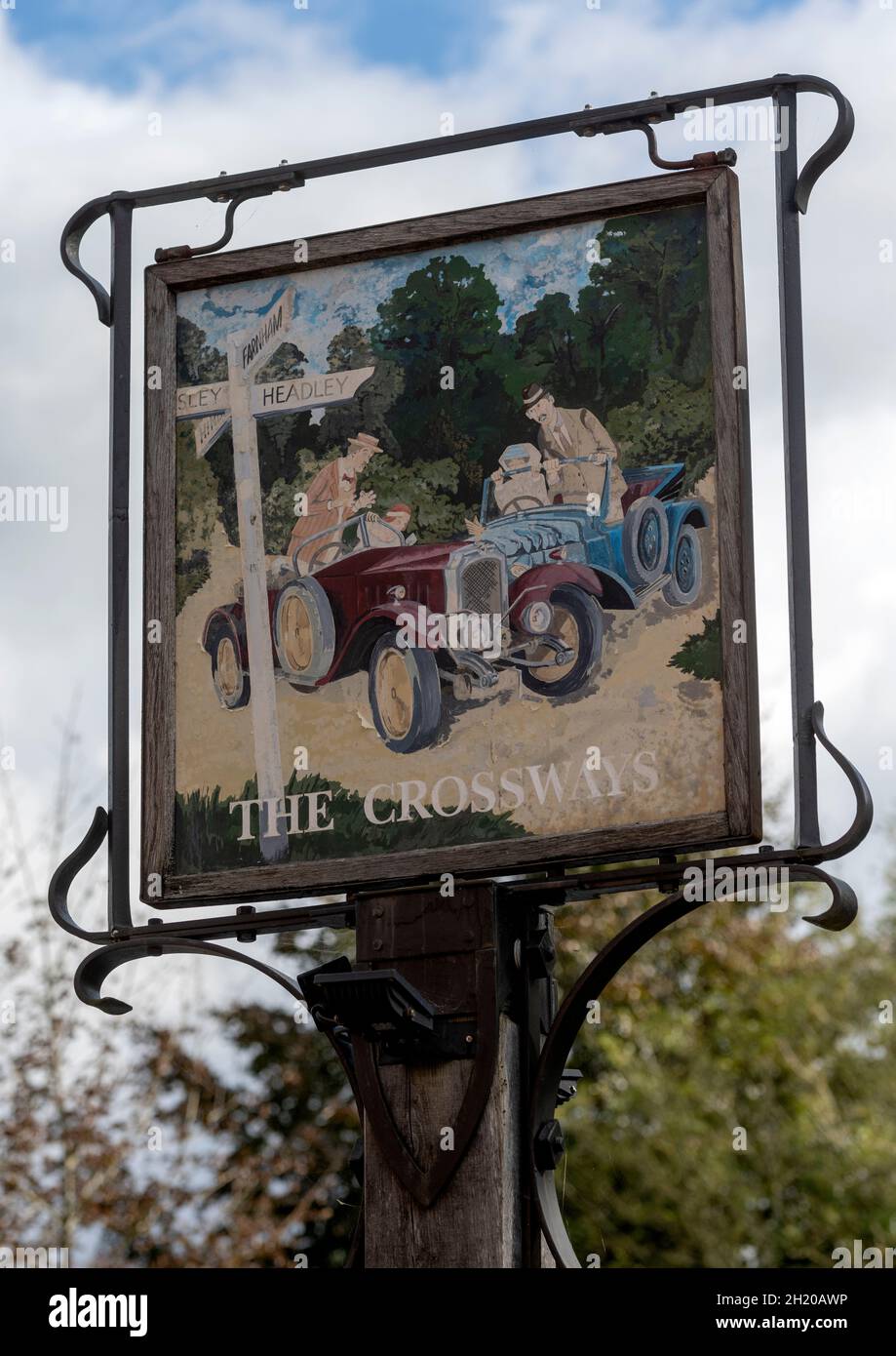 Tradizionale appeso pub cartello al Crossways Inn - casa pubblica - Churt, Farnham, Surrey, Inghilterra, Regno Unito Foto Stock