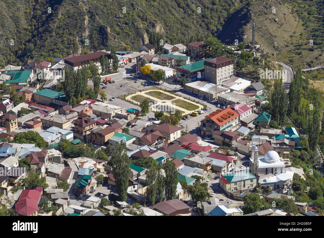 Vista dall'alto della piazza centrale del villaggio di montagna di Gunib in una giornata di settembre soleggiato. Repubblica di Dagestan, Federazione russa Foto Stock