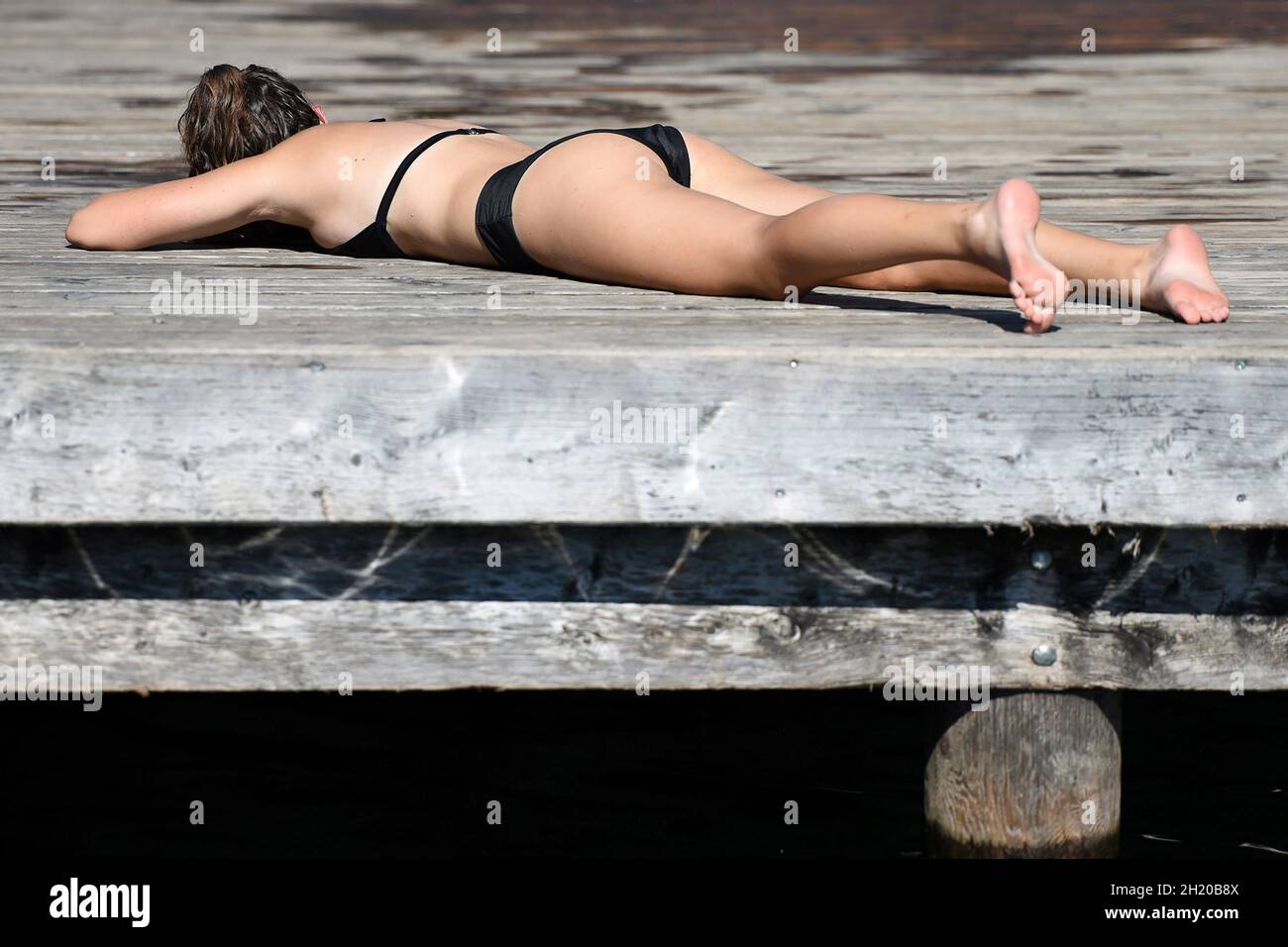 Baden und schwimmen ist erholsam, macht Spaß und kühlt bei warmen Temperaturen ab (Salzkammergut, Oberösterreich). - il bagno e il nuoto sono rilassanti, Foto Stock