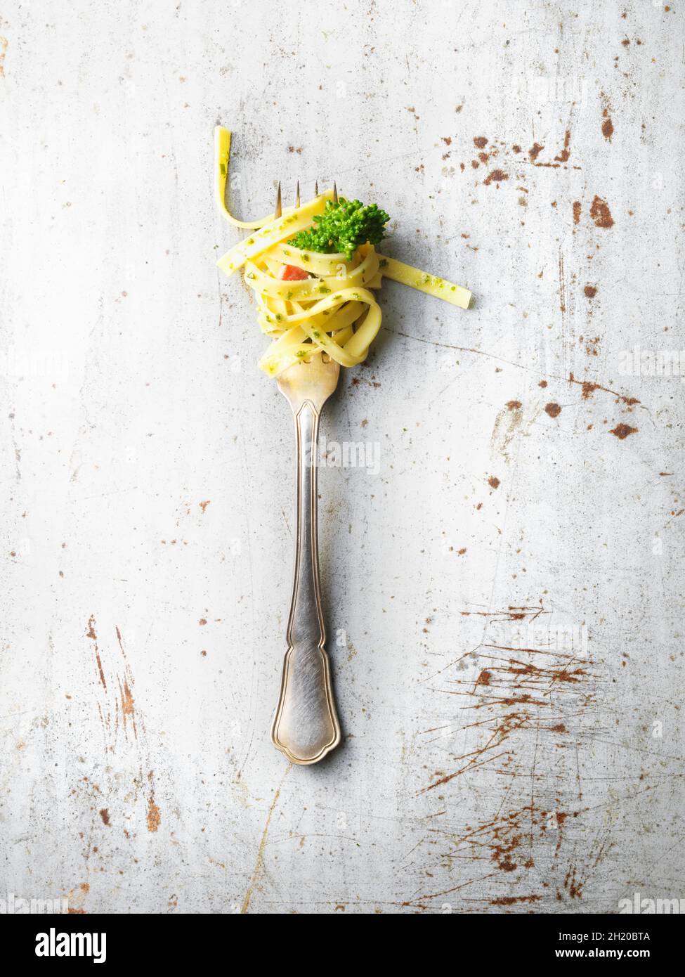 Tagliatelle con broccoli a gambo tenero su forchetta Foto Stock