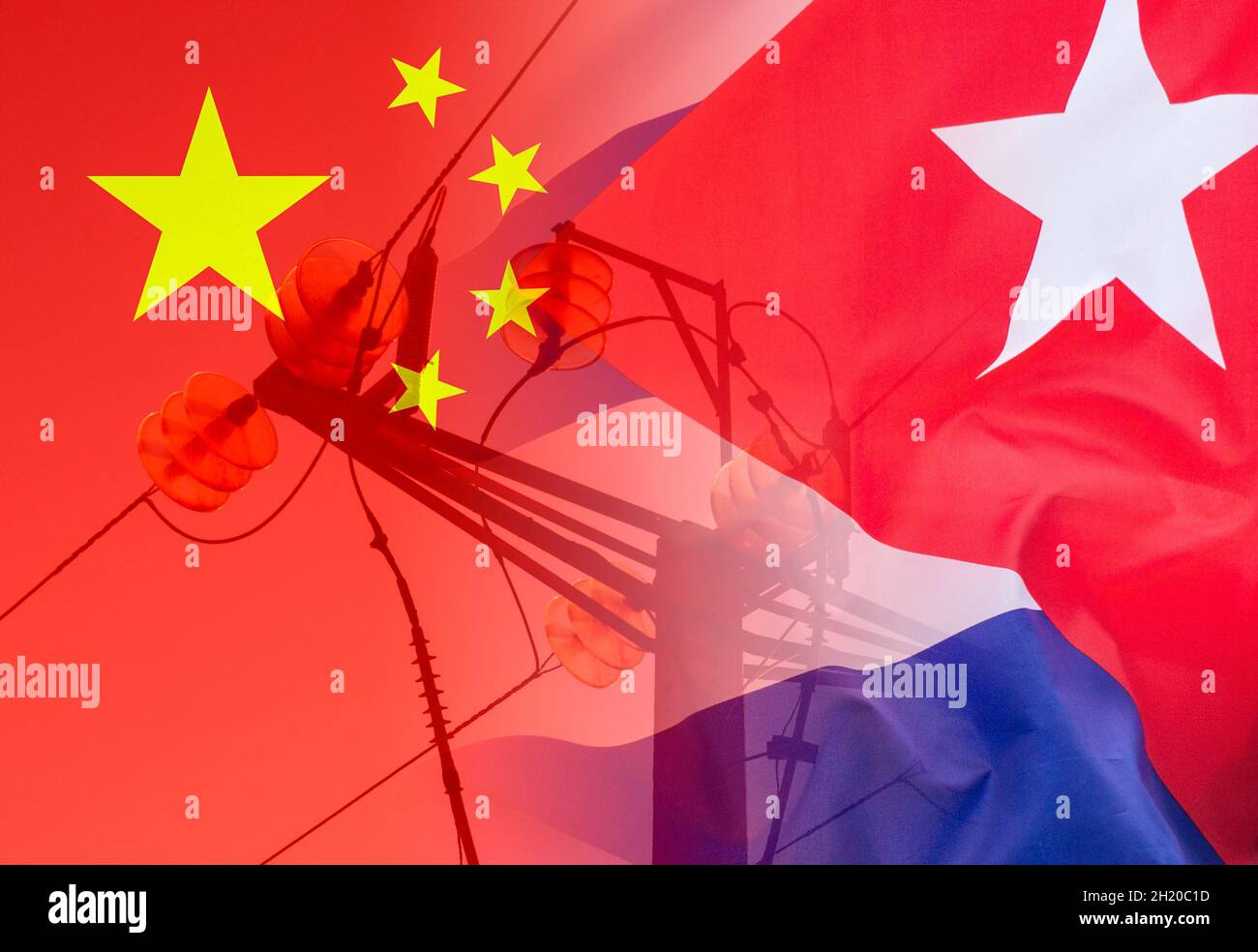 Bandiere di Cina e Cuba con linee elettriche sovraccariche. Cuba ha firmato un patto energetico con la Cina. Foto Stock