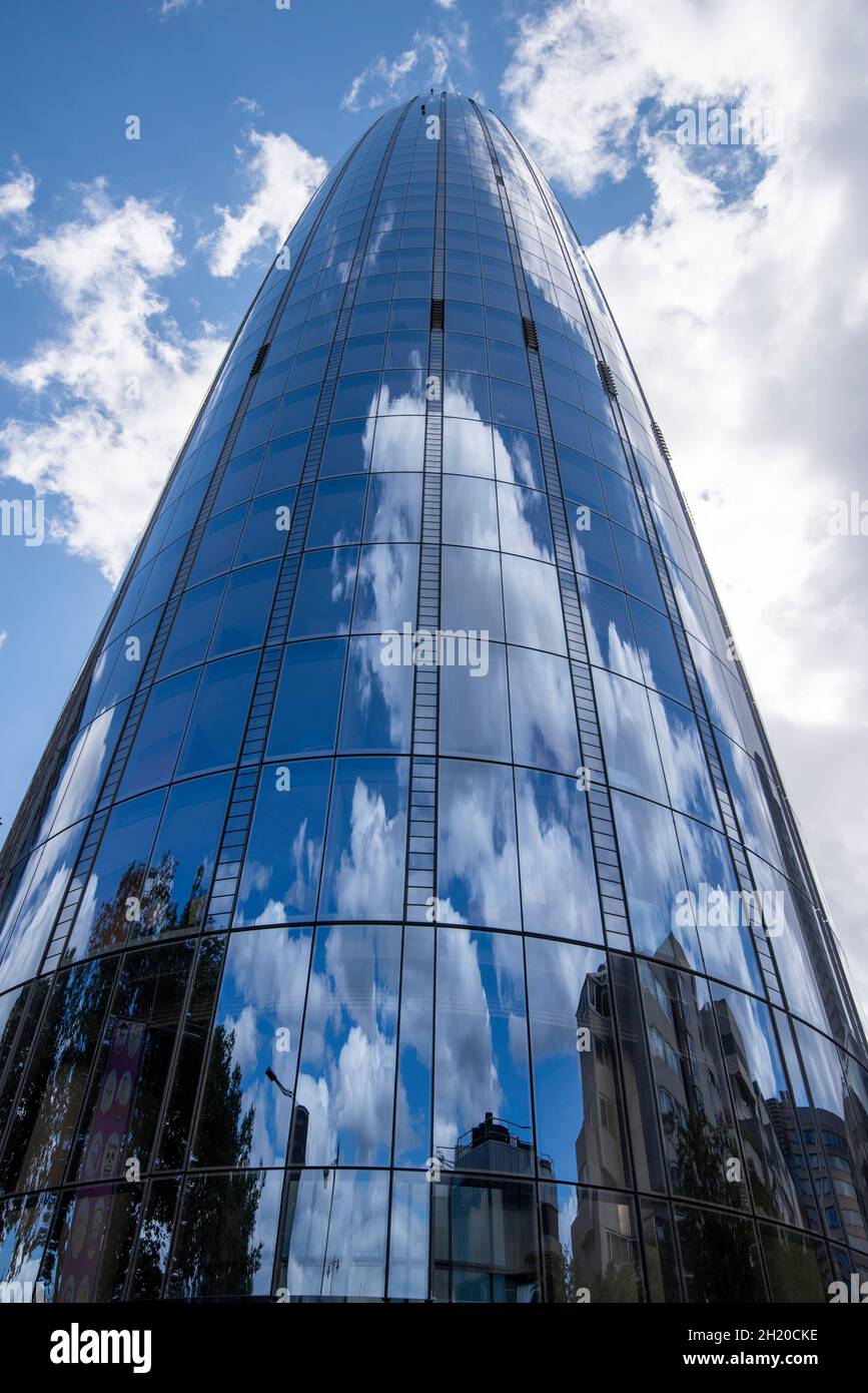 Nuvole che riflettono l'esterno in vetro di One Blackfriars, Londra Inghilterra Regno Unito Foto Stock