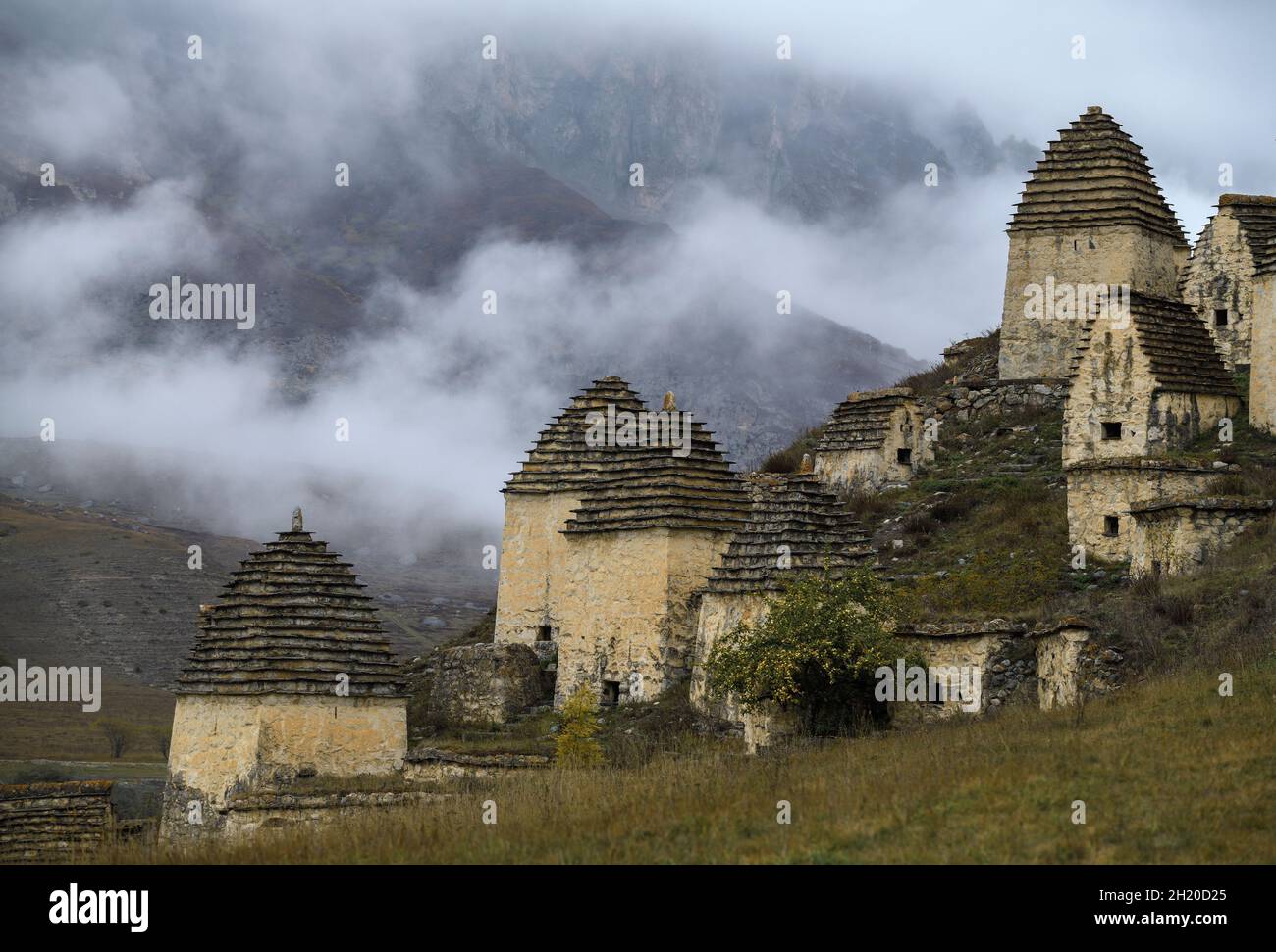 Nuvoloso giorno di ottobre presso l'antico complesso di sepoltura Dargavs. Ossezia settentrionale, Russia Foto Stock