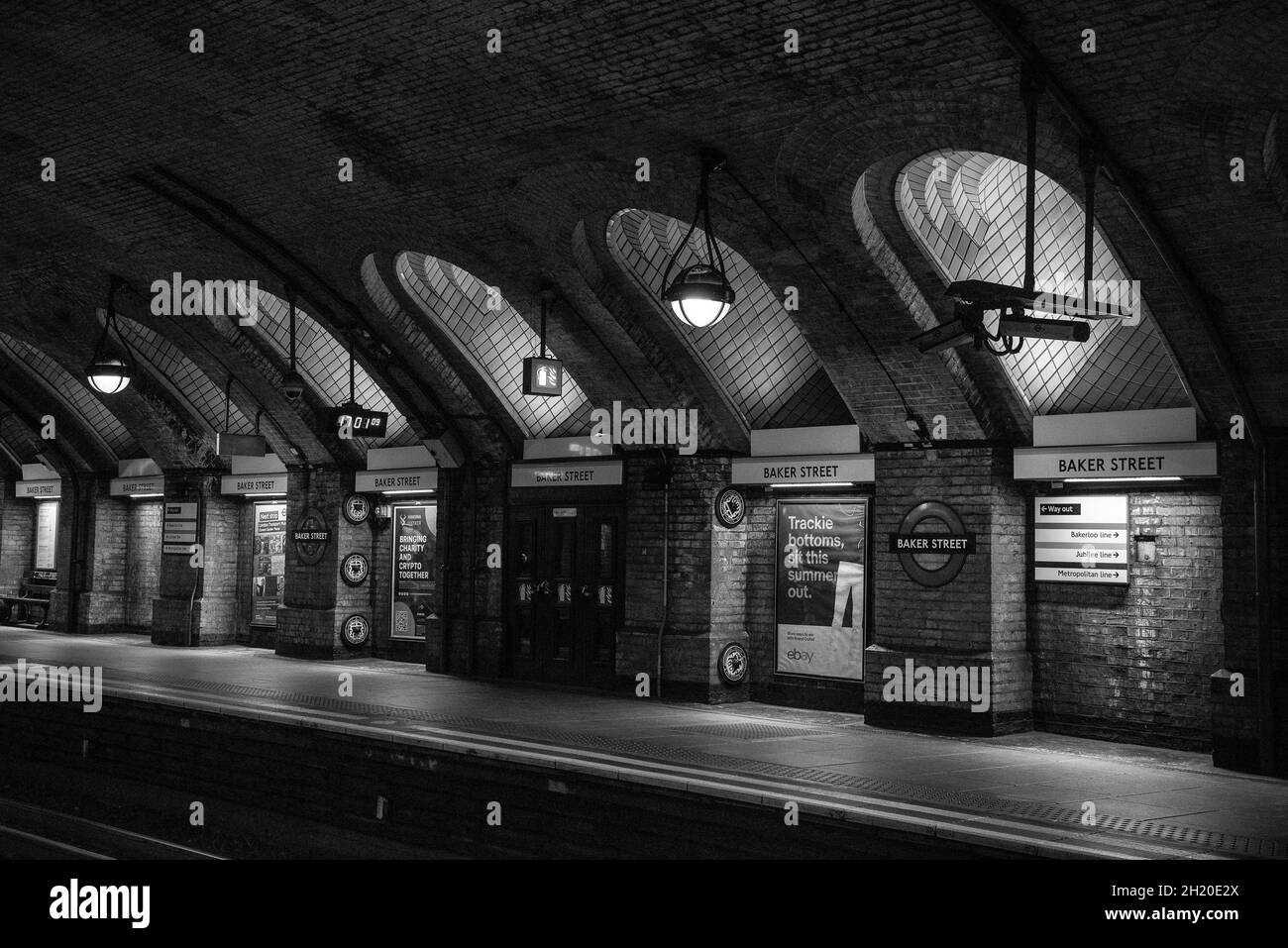 Piattaforma della storica stazione della metropolitana di Baker Street, Inghilterra, Regno Unito Foto Stock