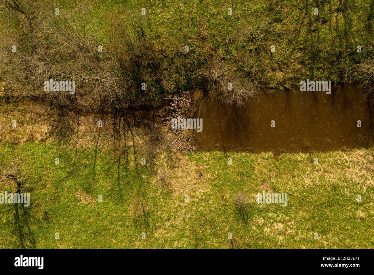 Vista del drone delle piccole dighe del castoro su un fiume durante i giorni estivi. Foto Stock