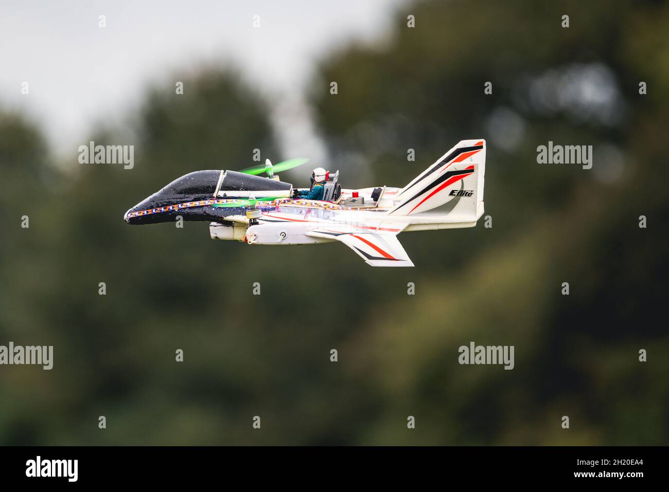 Un modello di un aereo elettrico verticale di decollo e atterraggio (e-VTOL) in volo presso il Basingstoke Model Aircraft Club, Basingstoke, Regno Unito Foto Stock