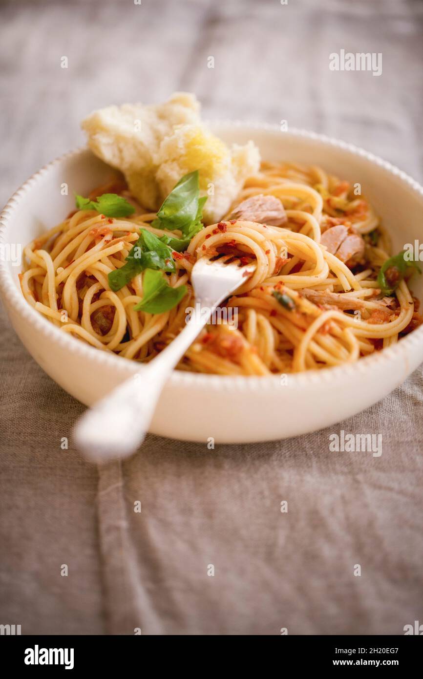 Spaghetti al tonno (pasta con tonno e pomodori, Italia) Foto Stock