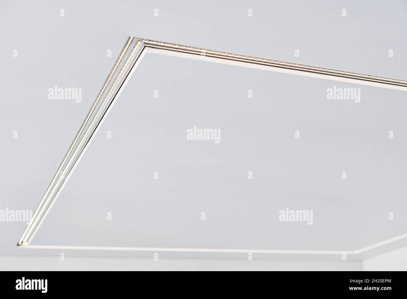 Soffitto sospeso con lampada a LED quadrata in camera vuota in appartamento o casa. Soffitto bianco elasticizzato con grana opaca. Ristrutturazione della casa con Foto Stock