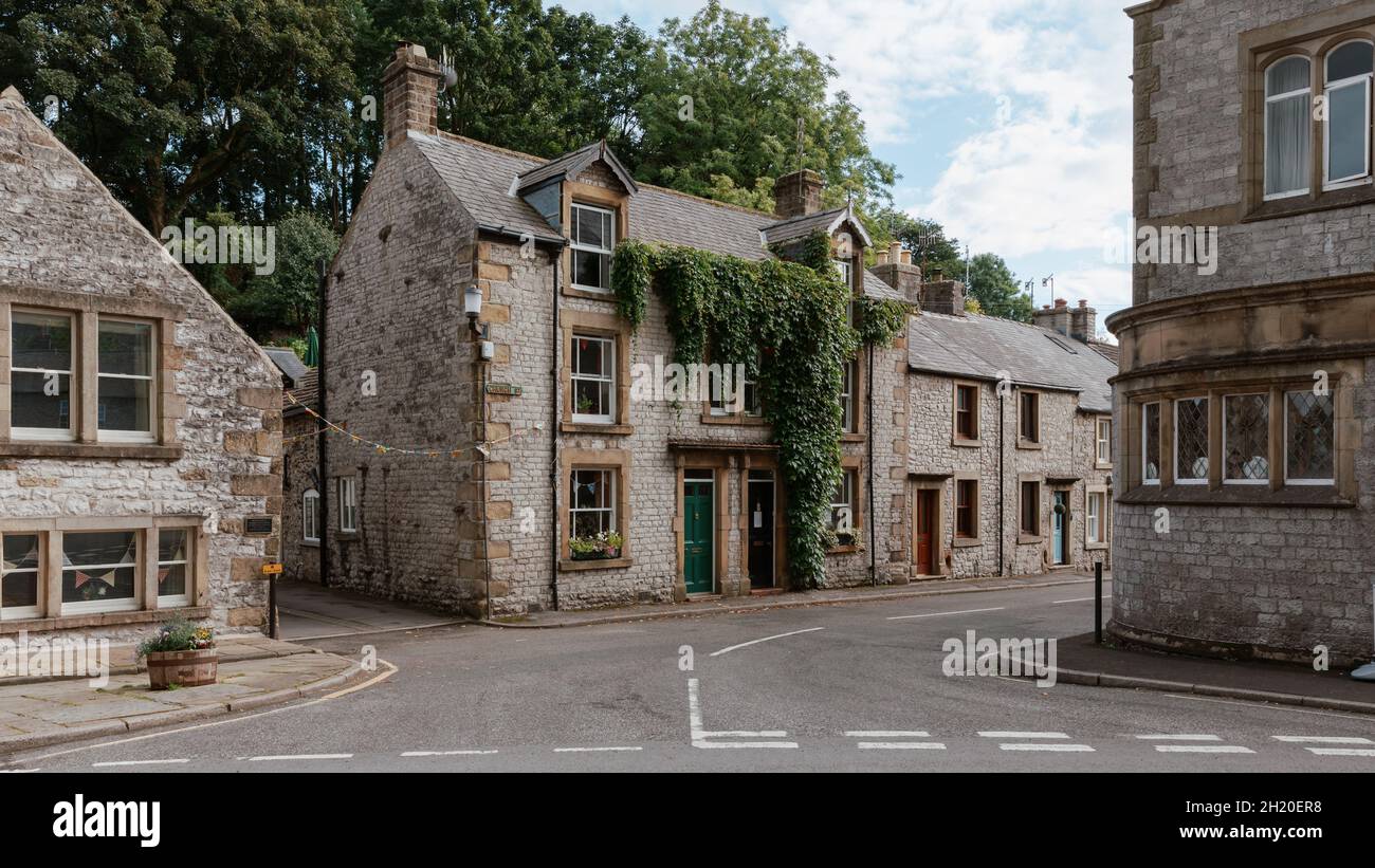 Edifici in pietra, nel villaggio Peak District di Tideswell, Derbyshire, Inghilterra, Regno Unito Foto Stock