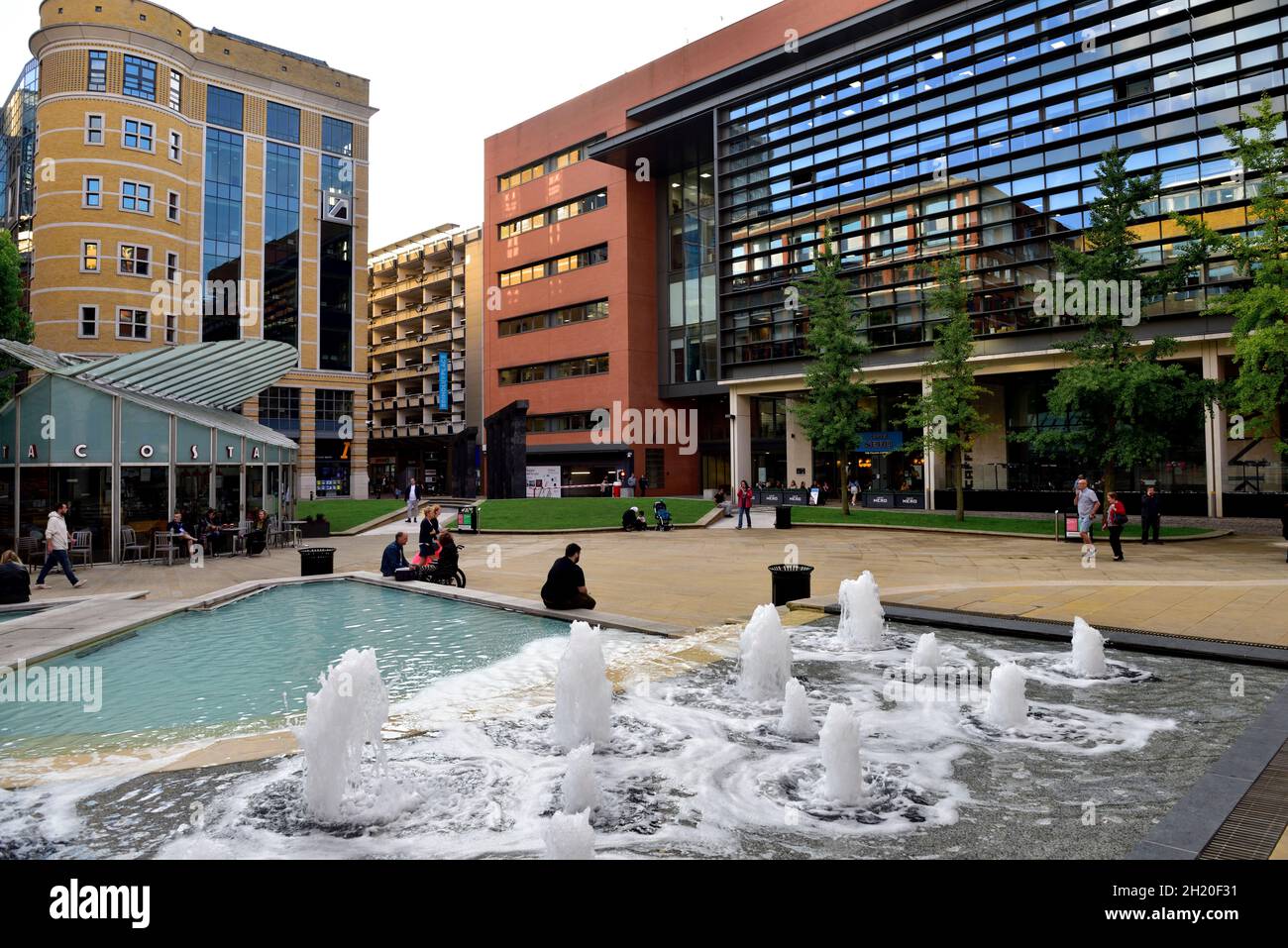 Brindley Place Fountains nel parco e la piazza pubblica, Birmingham, Regno Unito Foto Stock