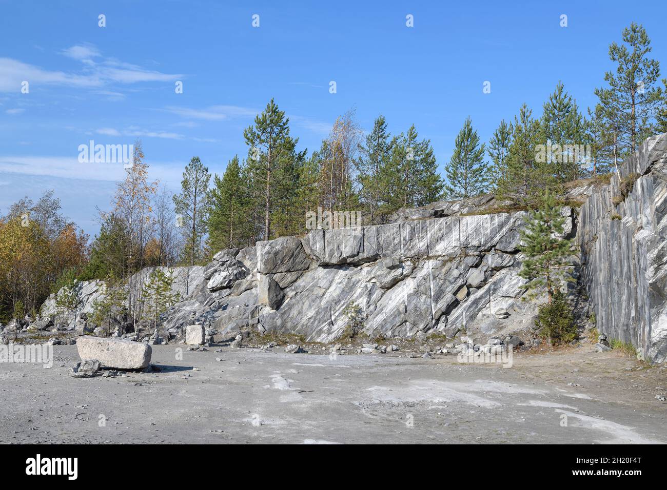 Ottobre giorno di sole in una vecchia cava di marmo. Ruskeala Mountain Park, Karelia Foto Stock