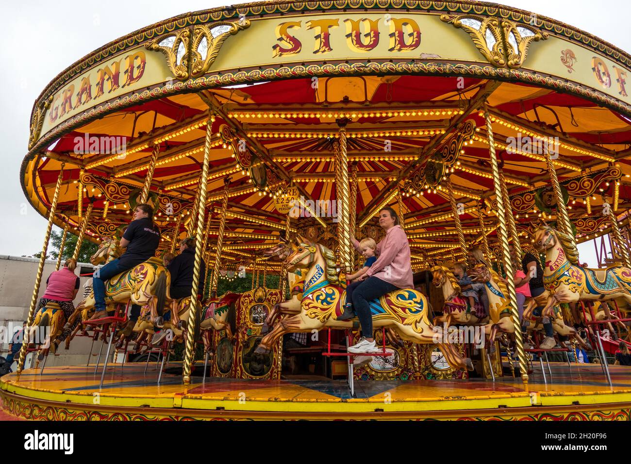 Le vintage Steam Gallopers, organo e motore a vapore, si snodano con i cavalli durante un giro in fiera al Gransden Agricultural Show vicino Cambridge Inghilterra Foto Stock