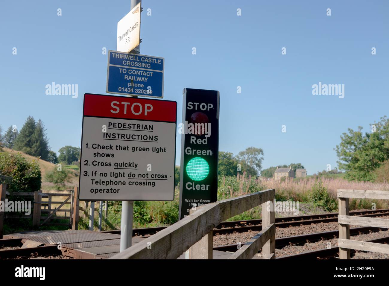 Il castello di Thirwell senza equipaggio attraversamento ferroviario non barriera che mostra segnaletica di avvertimento e sistema di semafori vicino Greenhead sul muro di Adriano Foto Stock
