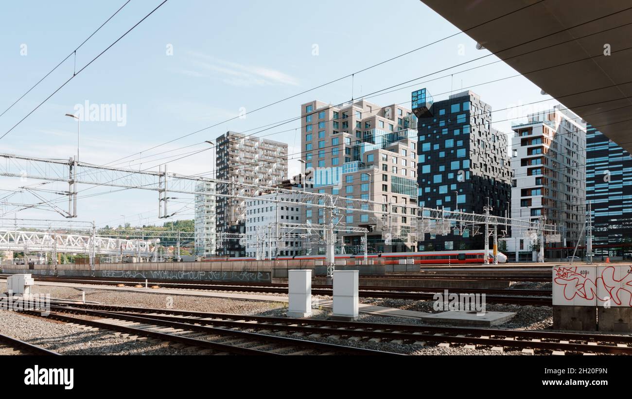 Oslo sentralstasjon / Oslo S / Oslo Central Station, guardando le linee ferroviarie per il progetto di sviluppo del codice a barre Foto Stock