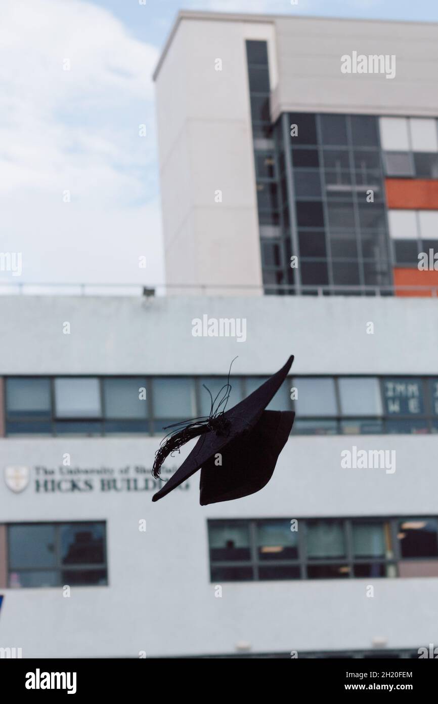 Cappello da mortarboard laureato di fronte al Hicks Building, Università di Sheffield Foto Stock