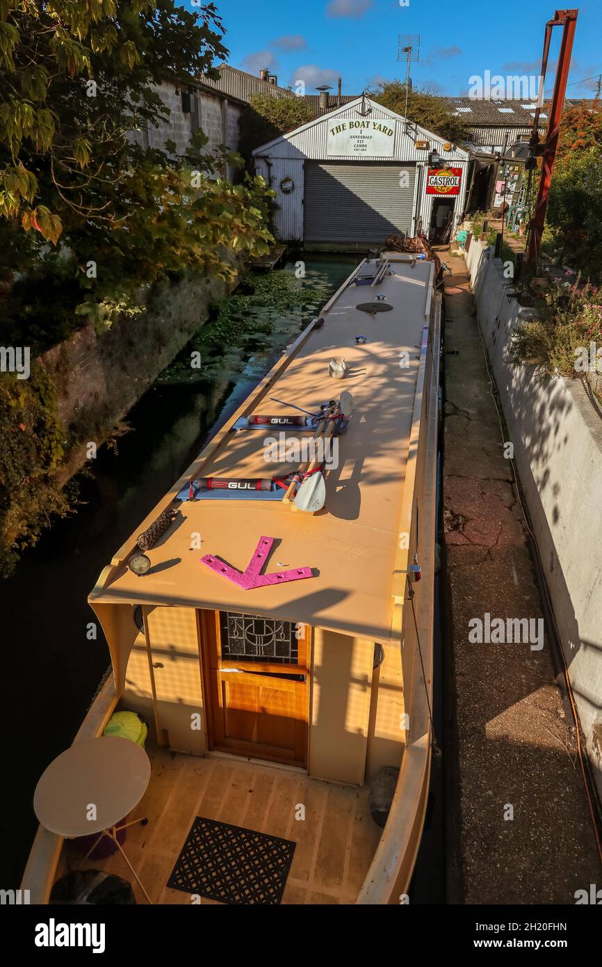 Tradizionale cantiere con barca a remi sul fiume Great Ouse a Ely Cambridgeshire Inghilterra Foto Stock