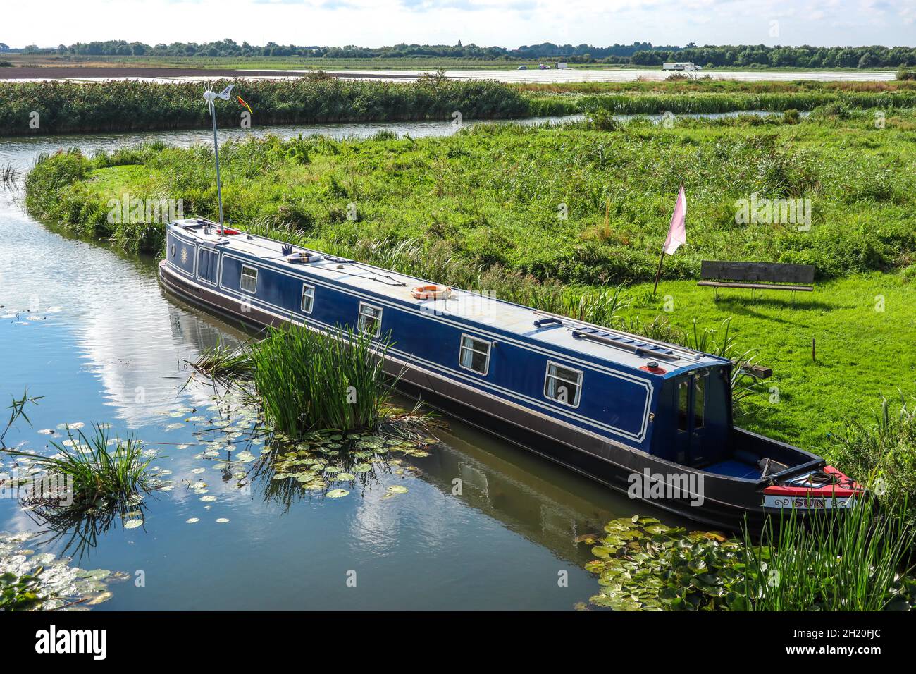 Narrowboat ormeggiato in una parte remota del fiume Great Ouse vicino a Ely Cambridgeshire Inghilterra Foto Stock