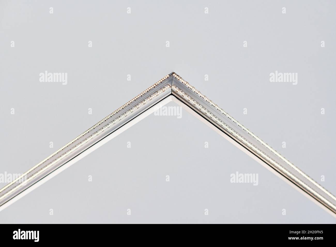 Lampada a striscia a LED con profilo quadrato in alluminio su controsoffitto in casa, frammento, primo piano. Ristrutturazione e ristrutturazione della casa. Energia Foto Stock
