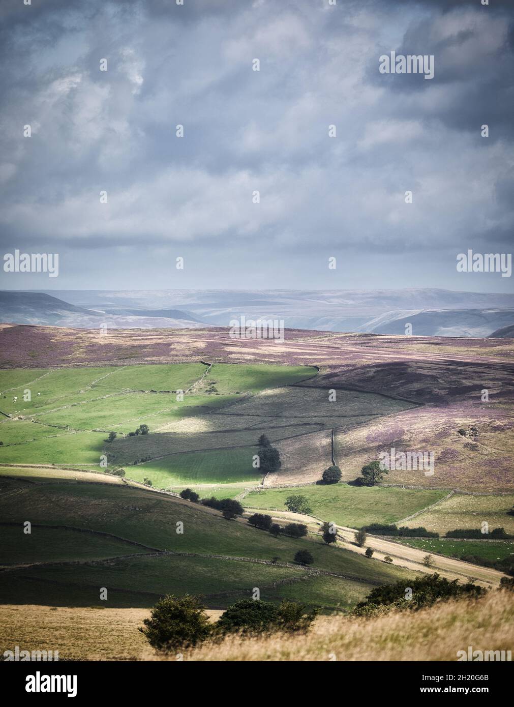 Spettacolare vista panoramica da Eyam Moor di ombre di nuvole che si muovono sulla terra, Peak District, Derbyshire, Inghilterra Foto Stock