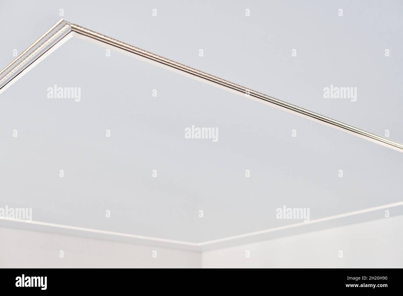 Soffitto sospeso con lampada a LED quadrata in camera vuota in appartamento o casa. Soffitto bianco elasticizzato con grana opaca. Ristrutturazione della casa con Foto Stock