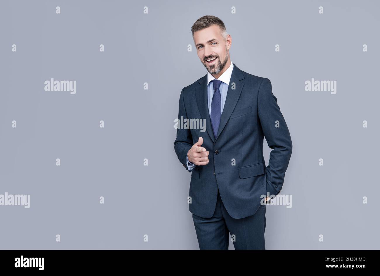 uomo d'affari fiducioso in vestito d'affari, spazio di copia, stile di affari Foto Stock