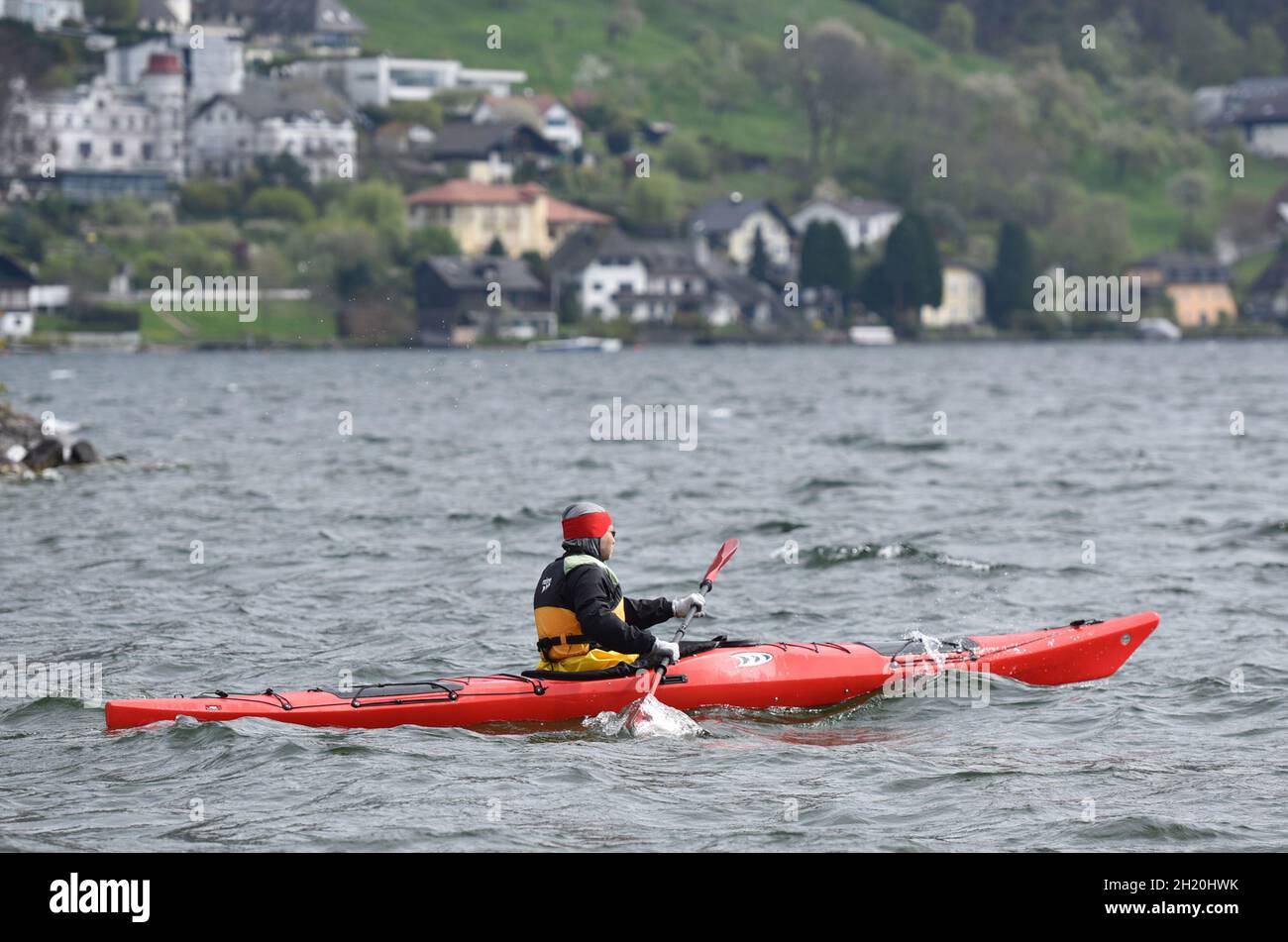 Test von Paddelbooten auf dem Traunsee, Österreich, Europa - Test di barche a remi sul Traunsee, Austria, Europa Foto Stock