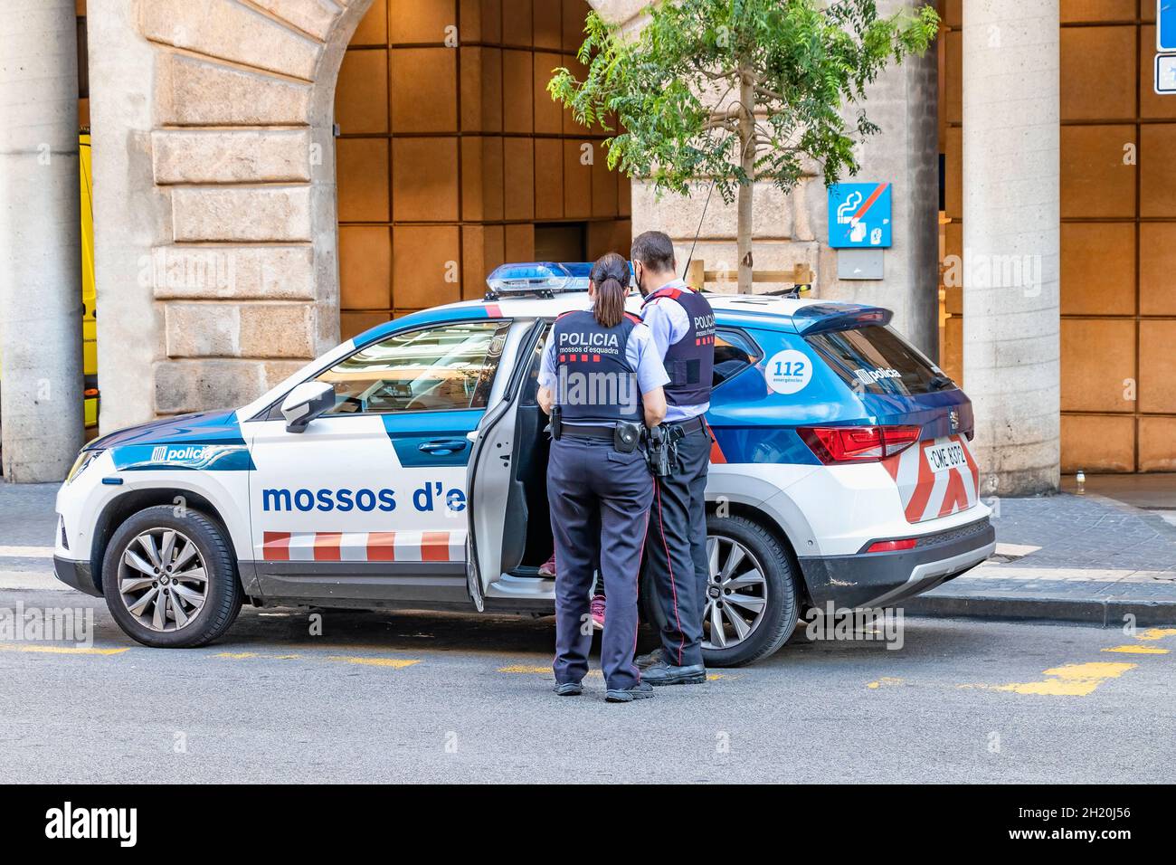 Tarragona, Spagna - 23 settembre 2021: La polizia della Catalogna (Mossos d'esquadra) rimuove un detenuto dal veicolo della polizia Foto Stock