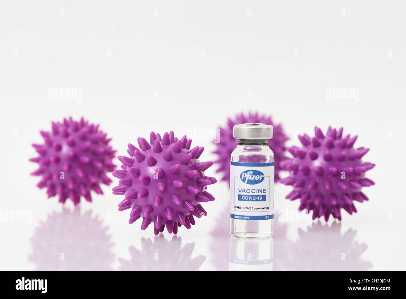 Vaccino Pfizer per COVID-19 in background con virus Foto Stock