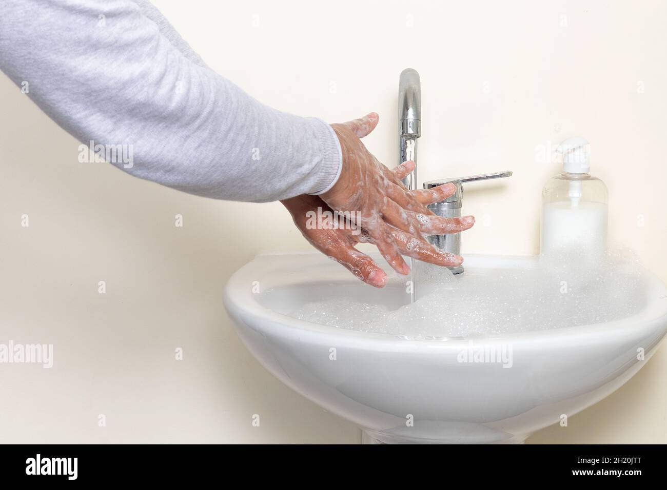 Foto ravvicinata di un paziente ocd mentre si lavano le mani per lunghi periodi di tempo. Concetto di igiene e ocd. Foto Stock