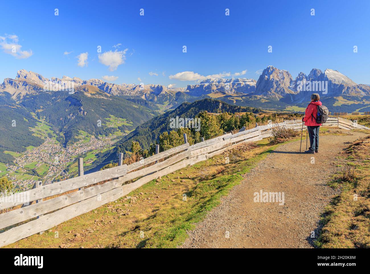 Donna escursione sull'Alpe di Siusi con vista panoramica su Sella, Plattkofel e Langkofel nella zona dolomitica dell'Alto Adige intorno a Kastelruth Foto Stock