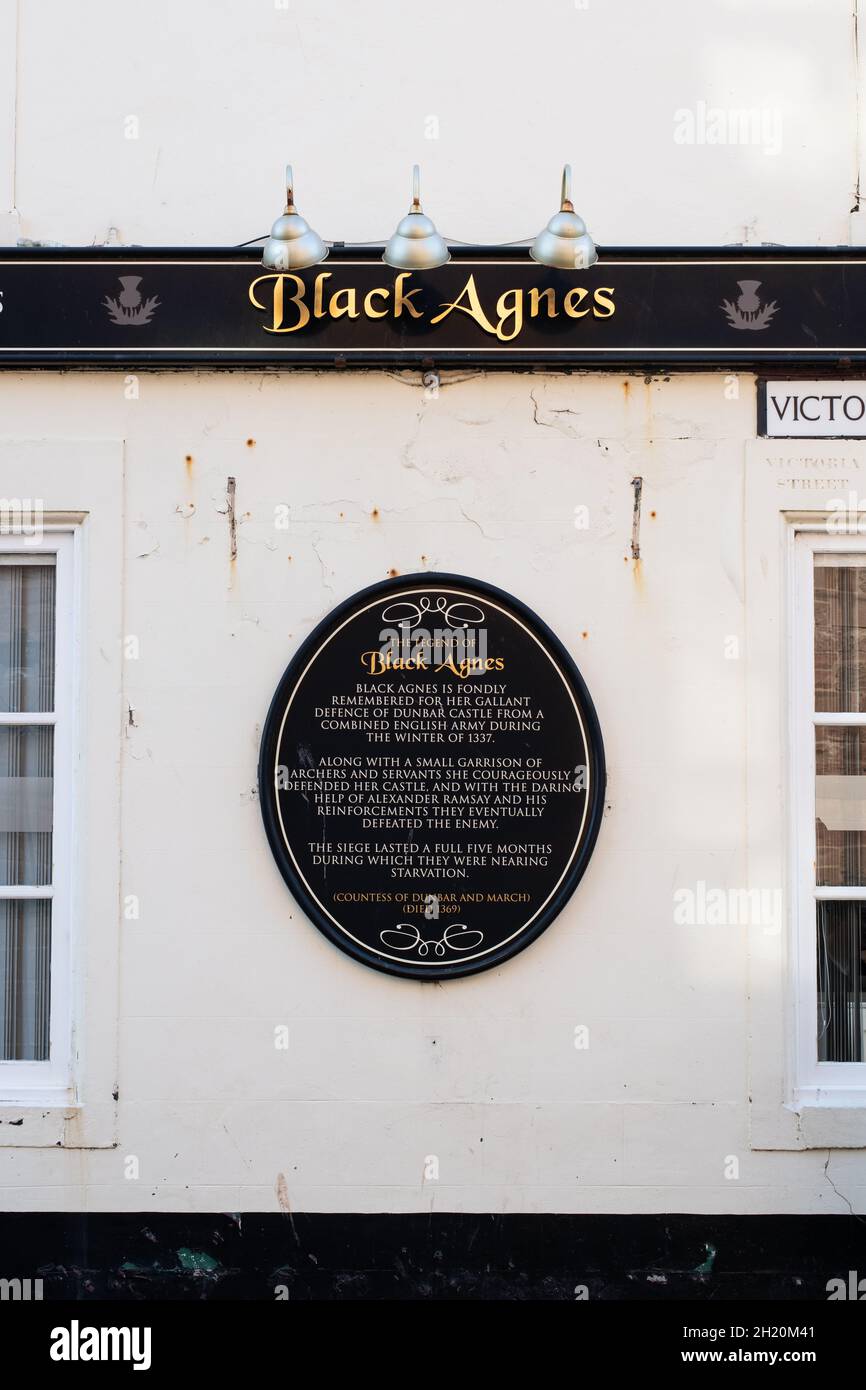 La leggenda della targa di Black Agnes segno sul muro del ristorante Black Agnes, Castle Hotel, Dunbar, East Lothian, Scozia, REGNO UNITO Foto Stock
