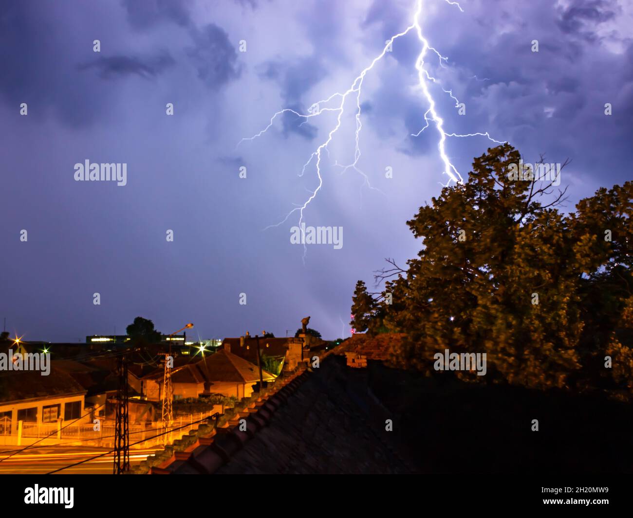 Immagine di un incredibile tuono fulmineo in un piccolo villaggio. Foto Stock