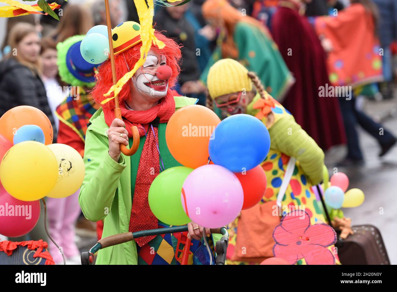 Fasching im Salzkammergut - hier wird noch richtig zünftig gefeiert - auf dem Bild ein Clown bei einem Faschingsumzug (Oberösterreich, Österreich) Car Foto Stock