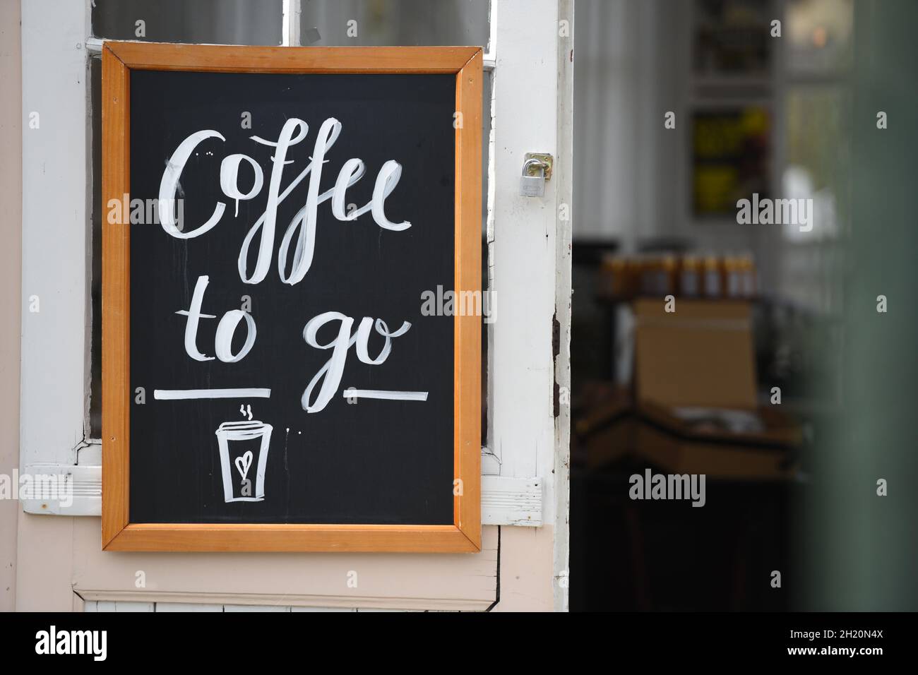 Corona-Krise - Lockdown - Geschlossene Kaffeehäuser mit Coffee to go in Österreich, Europa - Corona Crisis - Lockdown - caffè chiuso con coff Foto Stock