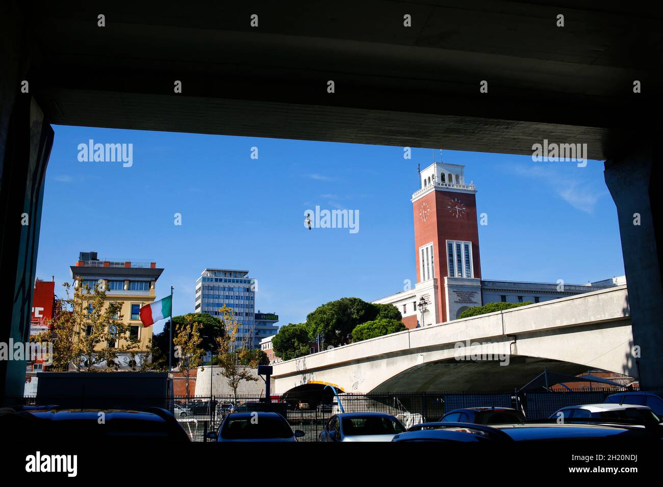 Pescara, Abruzzo, Italia. Vista su Pescara che mostra il Palazzo di Città con torre dell'orologio. Foto Stock