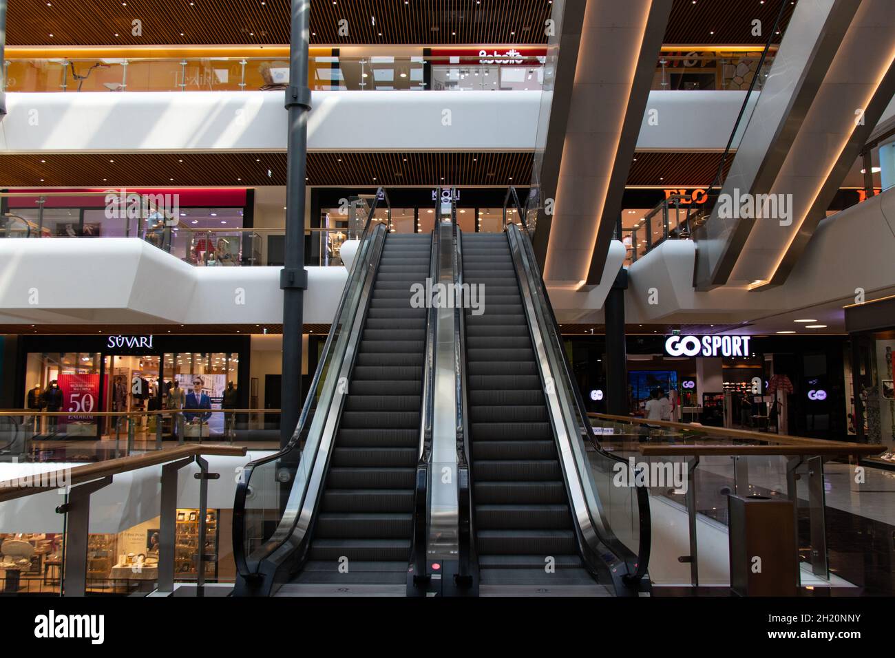 Scale mobili nel centro commerciale. Centro commerciale a Ganja città di Azerbaigian: 10 settembre 2021. Foto Stock