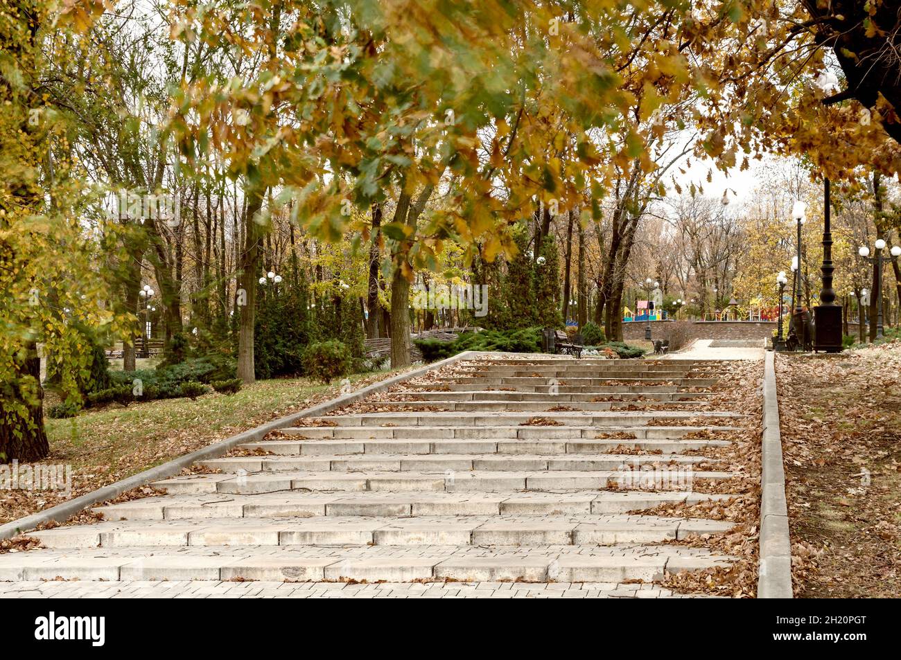 Vicolo con gradini nel parco autunnale. Foto Stock