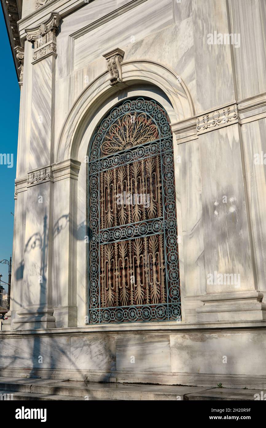 Antica tomba ottomana e le sue finestre recinzioni in metallo verde e fatto di pietre di marmo. Foto Stock