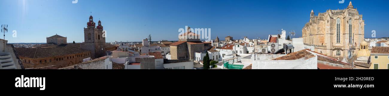 Panorama dei tetti e delle chiese di Ciutadella de Menorca Foto Stock