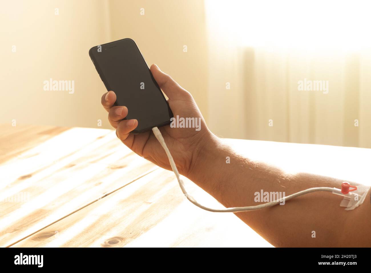 Uomo con smartphone. Concetto di dipendenza dal telefono cellulare. Foto Stock