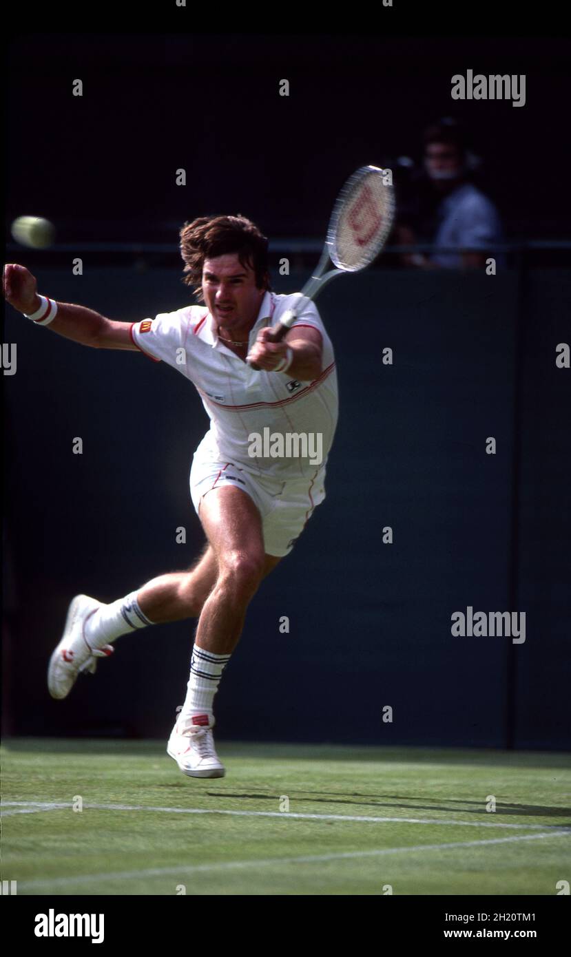 Jimmy Connors segue su un fronte a Wimbledon nel 1984. Foto Stock