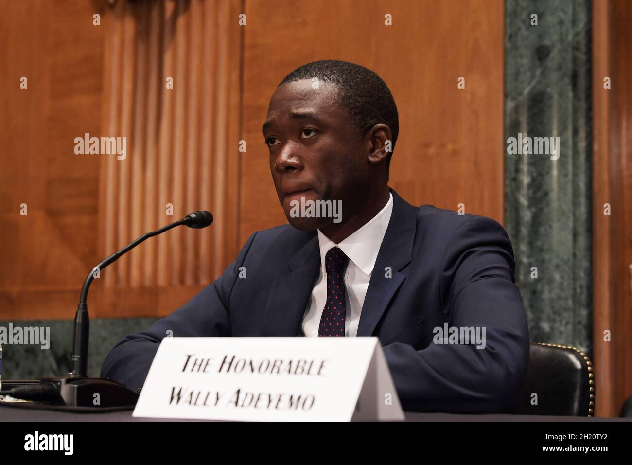 Washington, Stati Uniti. 19 Ott 2021. Il segretario aggiunto del Tesoro Wally Adeyemo testimonia dinanzi al comitato per le banche, gli alloggi e gli affari urbani del Senato durante un'audizione sulla revisione della politica di sanzione del Dipartimento del Tesoro, presso l'edificio dell'ufficio del Senato di Dirksen a Washington. (Foto di L Nolly/SOPA Images/Sipa USA) Credit: Sipa USA/Alamy Live News Foto Stock