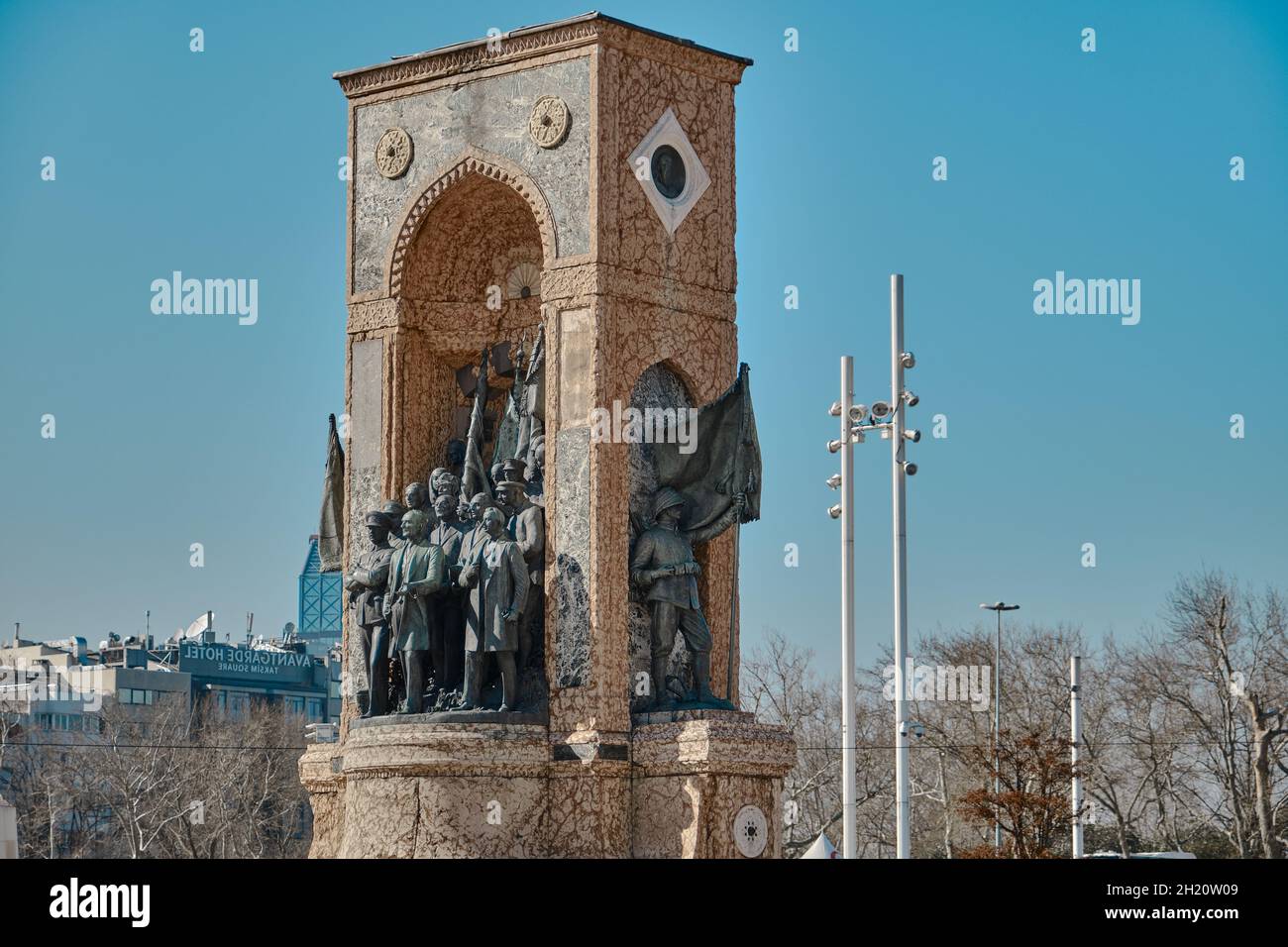 Piazza Taksim e monumento della repubblica (cumhuriyet aniti) alla fine del viale istiklal con dettagli di scultura stabiliti durante la fase iniziale del turco Foto Stock