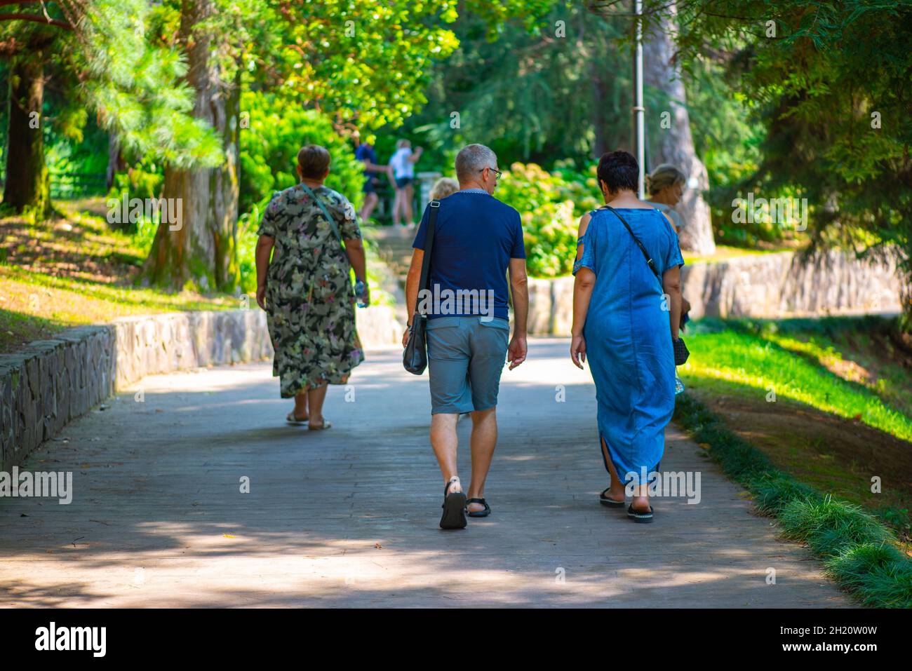 Molte persone camminano nel Giardino Botanico di Batumi Foto Stock