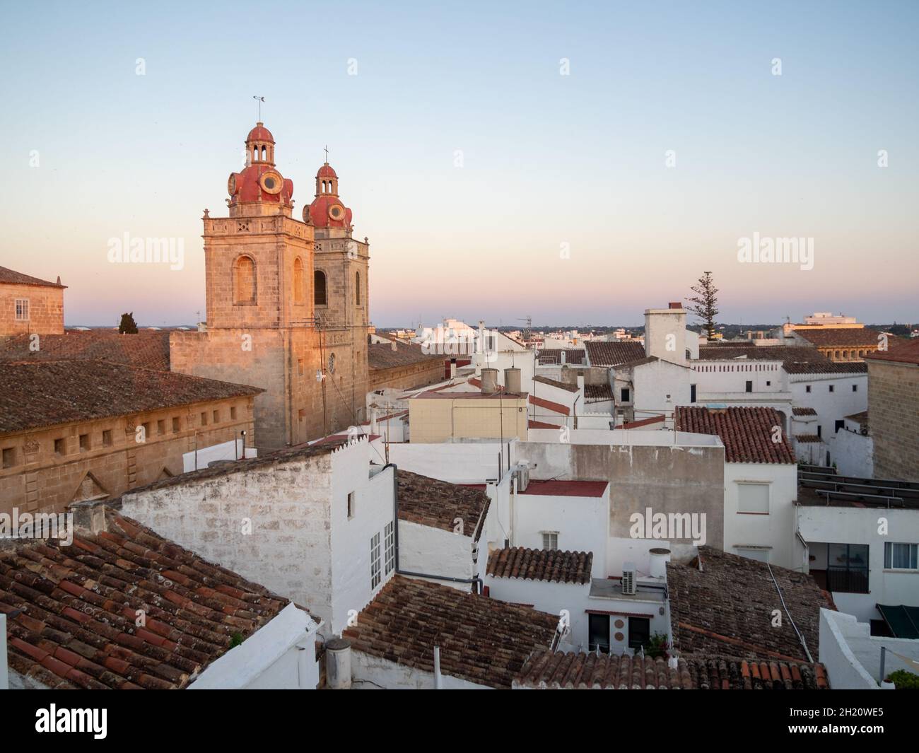 Le torri della Chiesa di Sant Agusti sui tetti di Ciutadella de Menorca Foto Stock